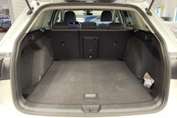 valkoinen Volkswagen Golf 2023 kuva 16.
