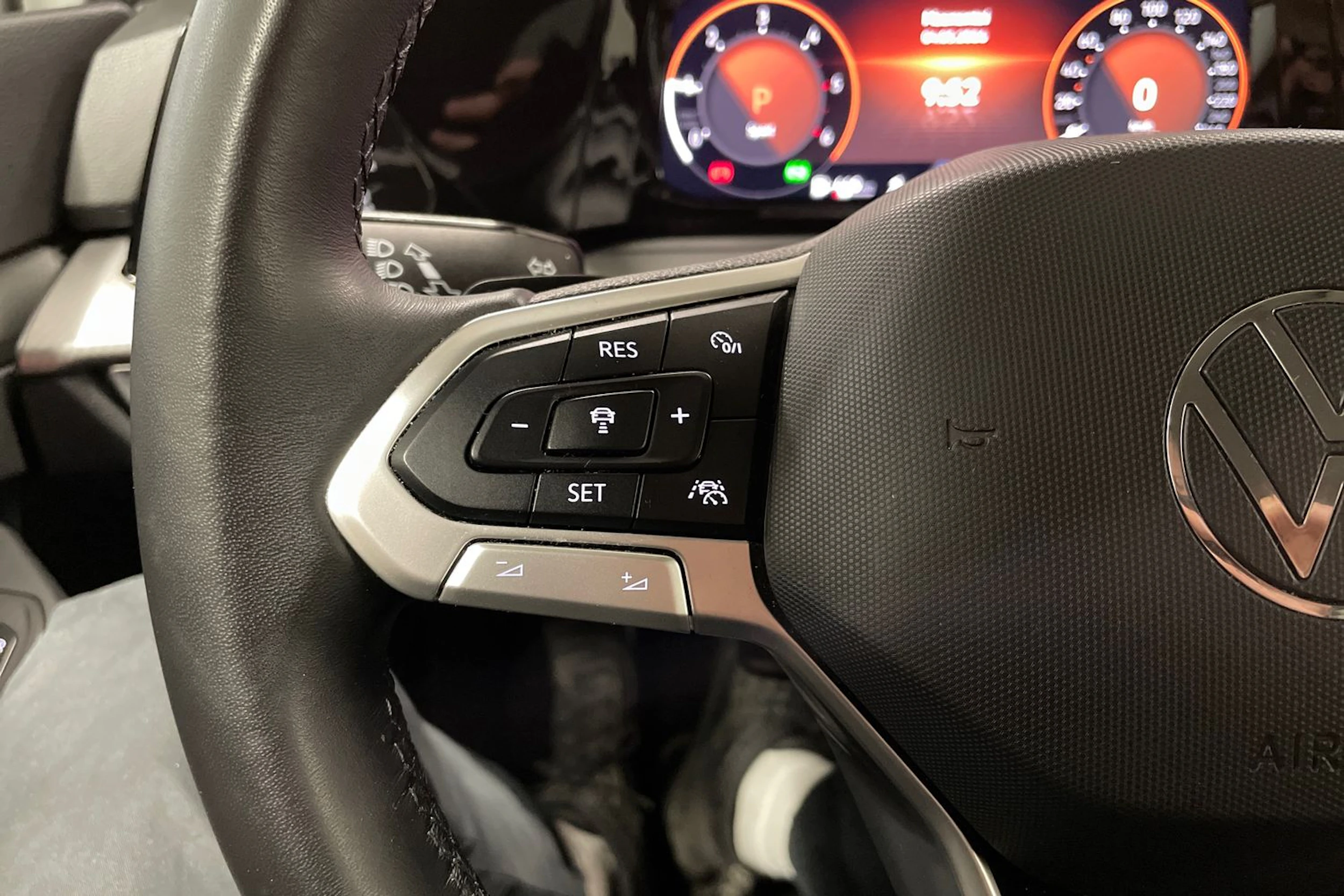 valkoinen Volkswagen Golf 2023 kuva 26.