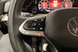 valkoinen Volkswagen Golf 2023 kuva 26.