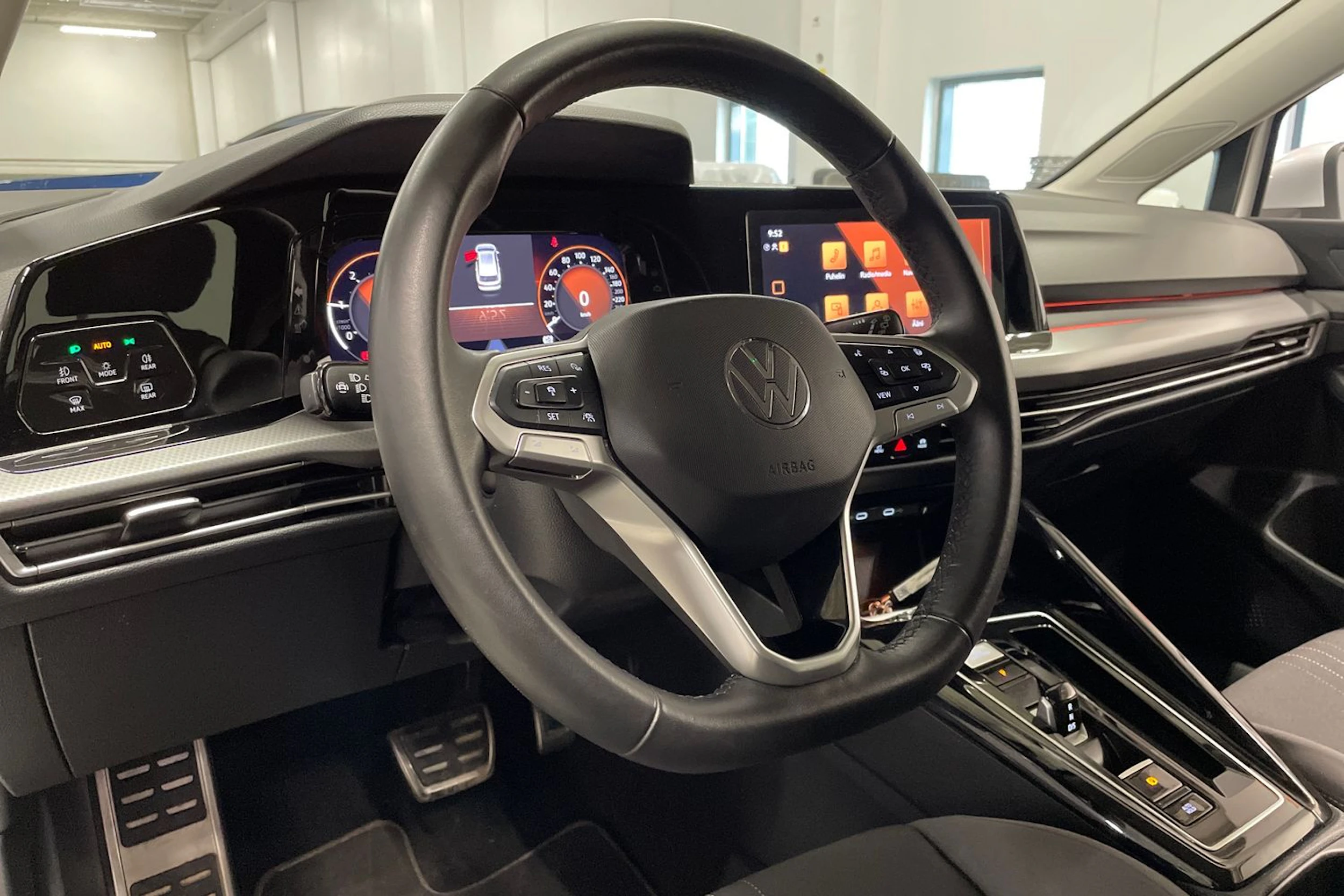 valkoinen Volkswagen Golf 2023 kuva 28.