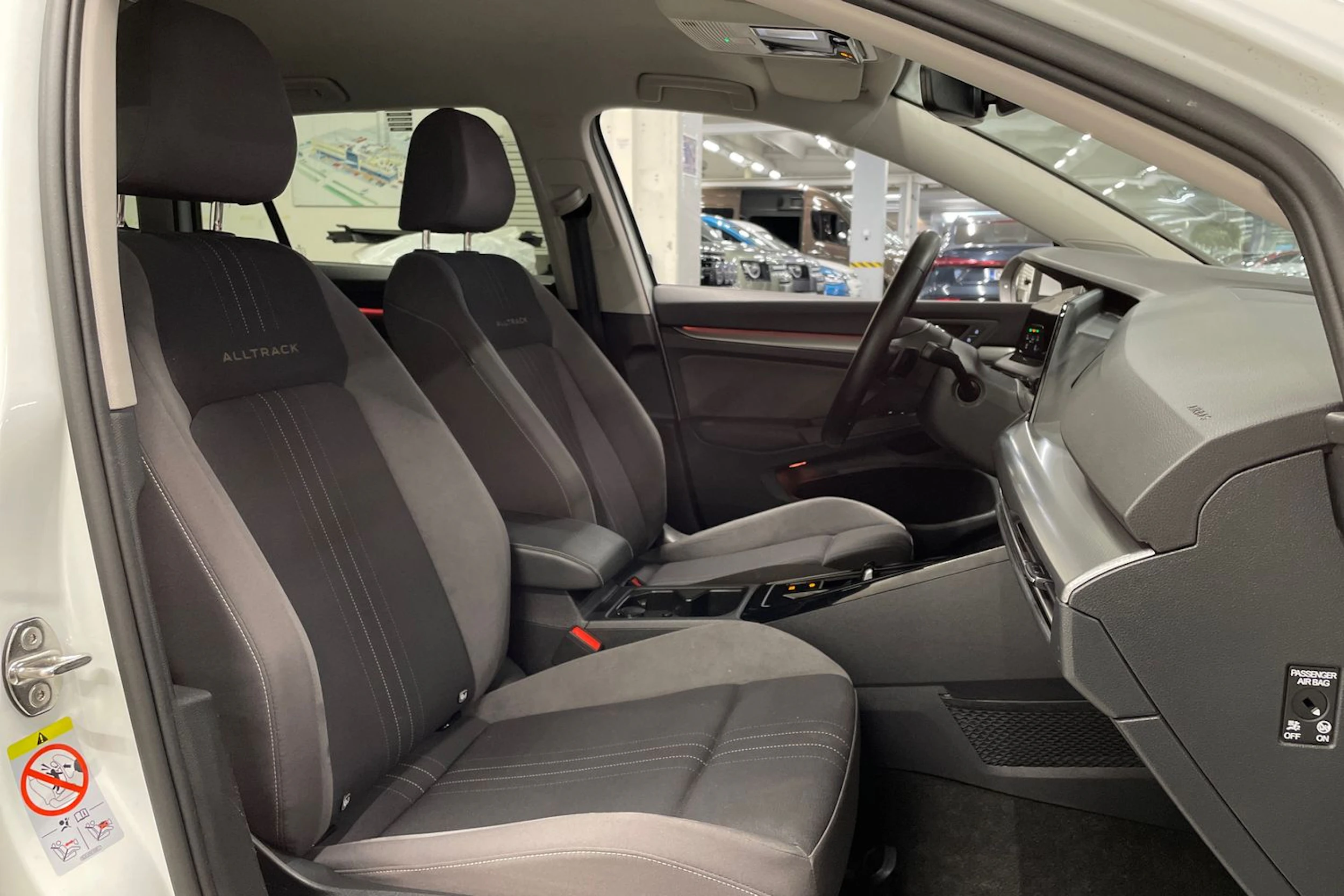 valkoinen Volkswagen Golf 2023 kuva 29.