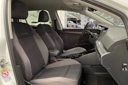 valkoinen Volkswagen Golf 2023 kuva 29.