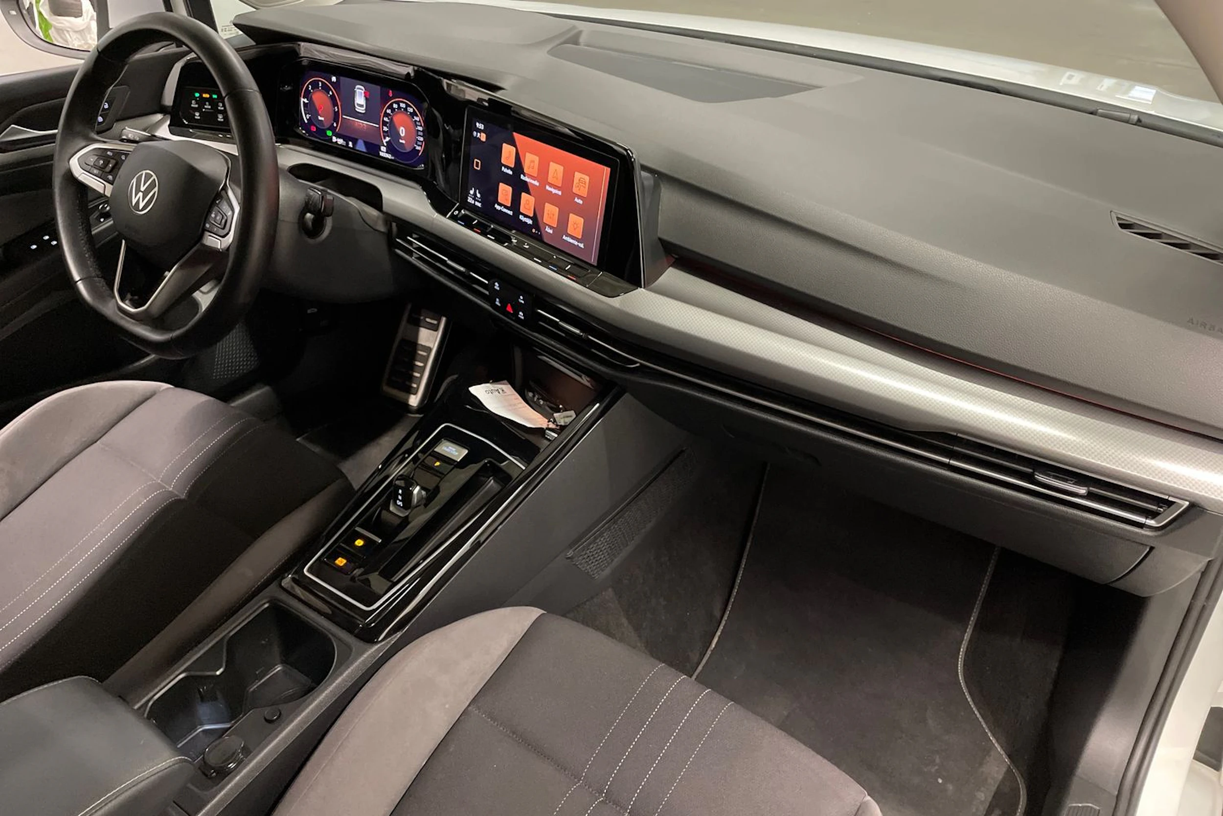 valkoinen Volkswagen Golf 2023 kuva 30.