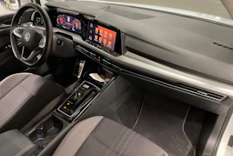 valkoinen Volkswagen Golf 2023 kuva 30.