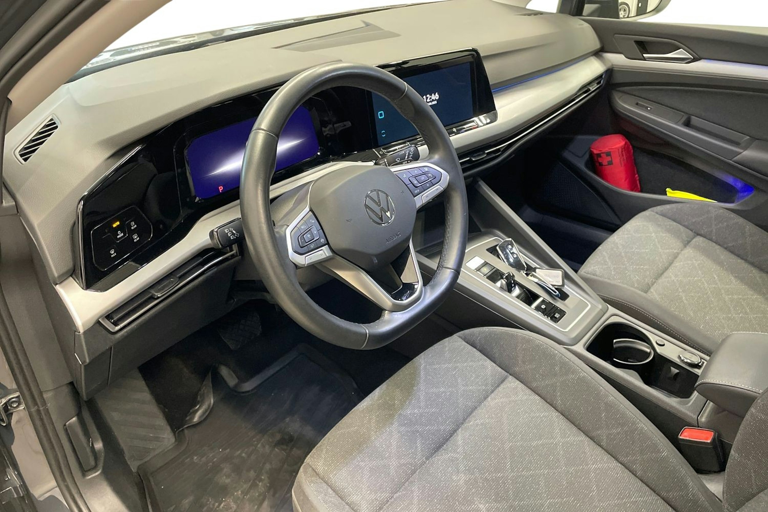 harmaa Volkswagen Golf 2023 kuva 9.