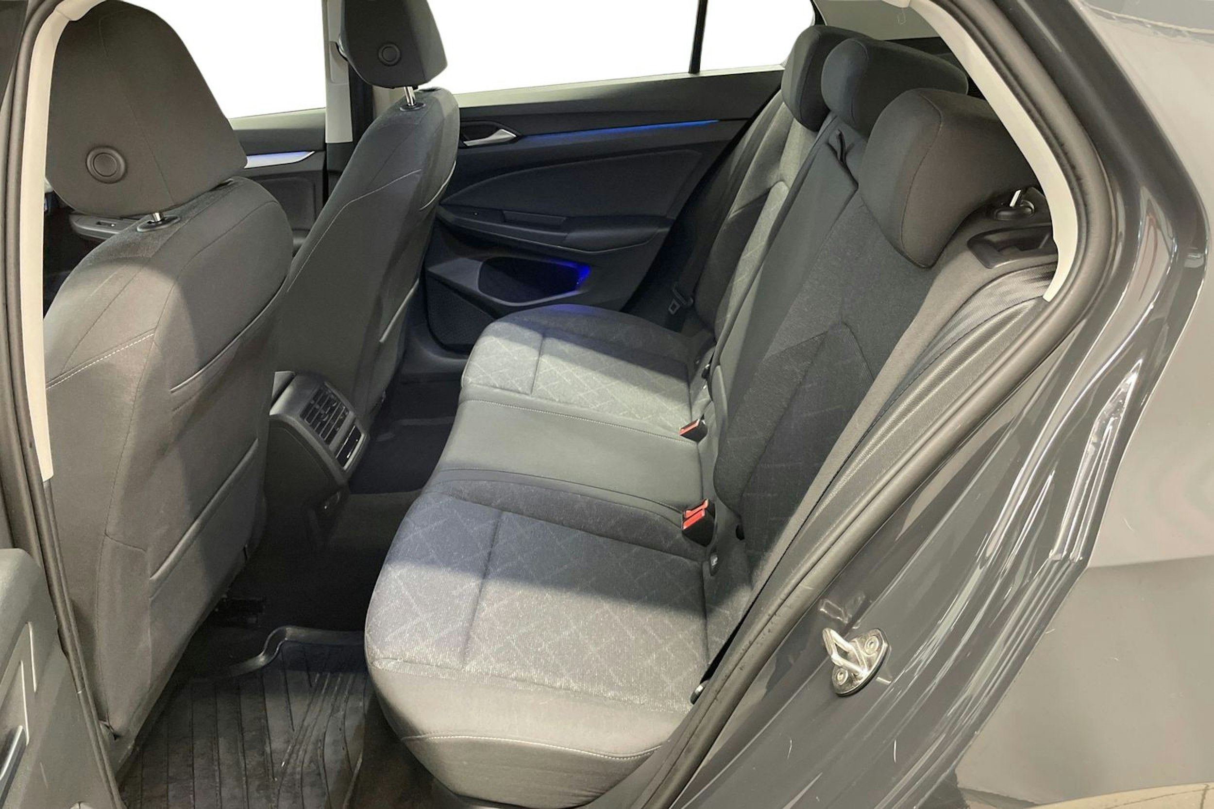 harmaa Volkswagen Golf 2023 kuva 10.