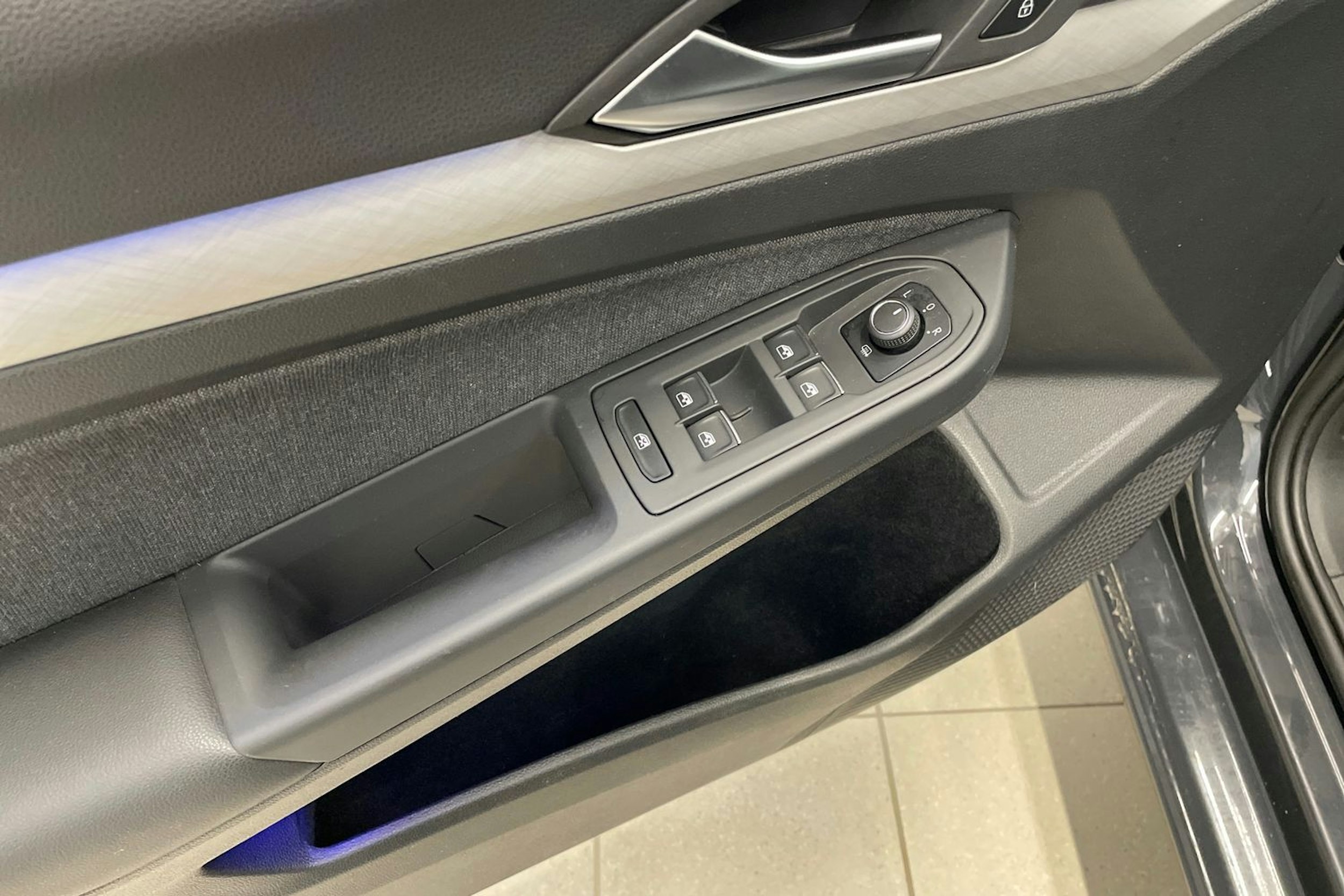 harmaa Volkswagen Golf 2023 kuva 19.