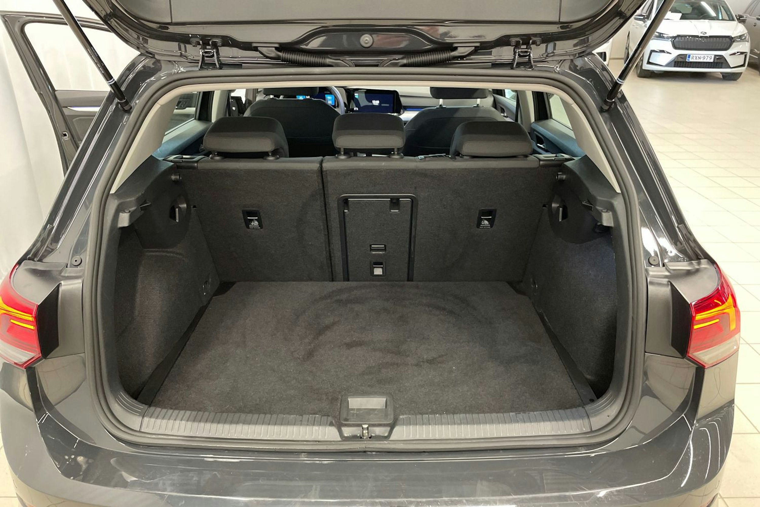 harmaa Volkswagen Golf 2023 kuva 20.