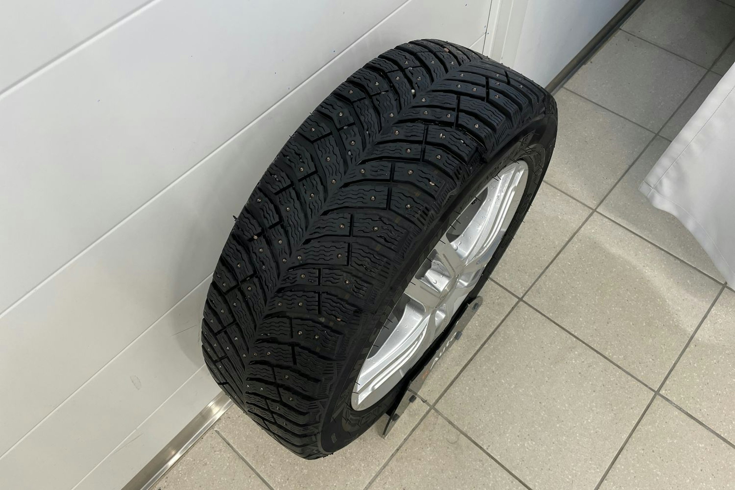 harmaa Volkswagen Golf 2023 kuva 22.