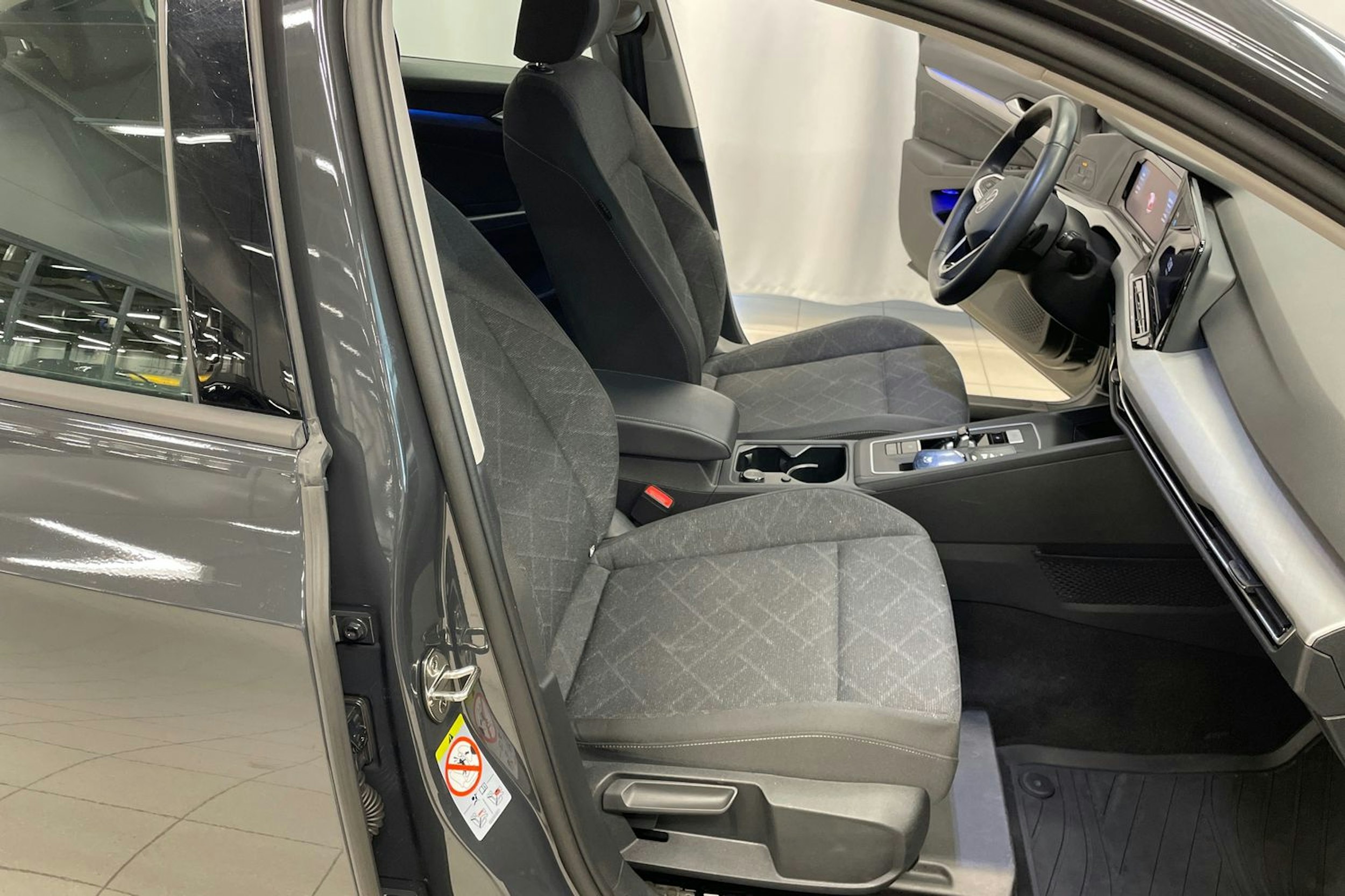 harmaa Volkswagen Golf 2023 kuva 23.
