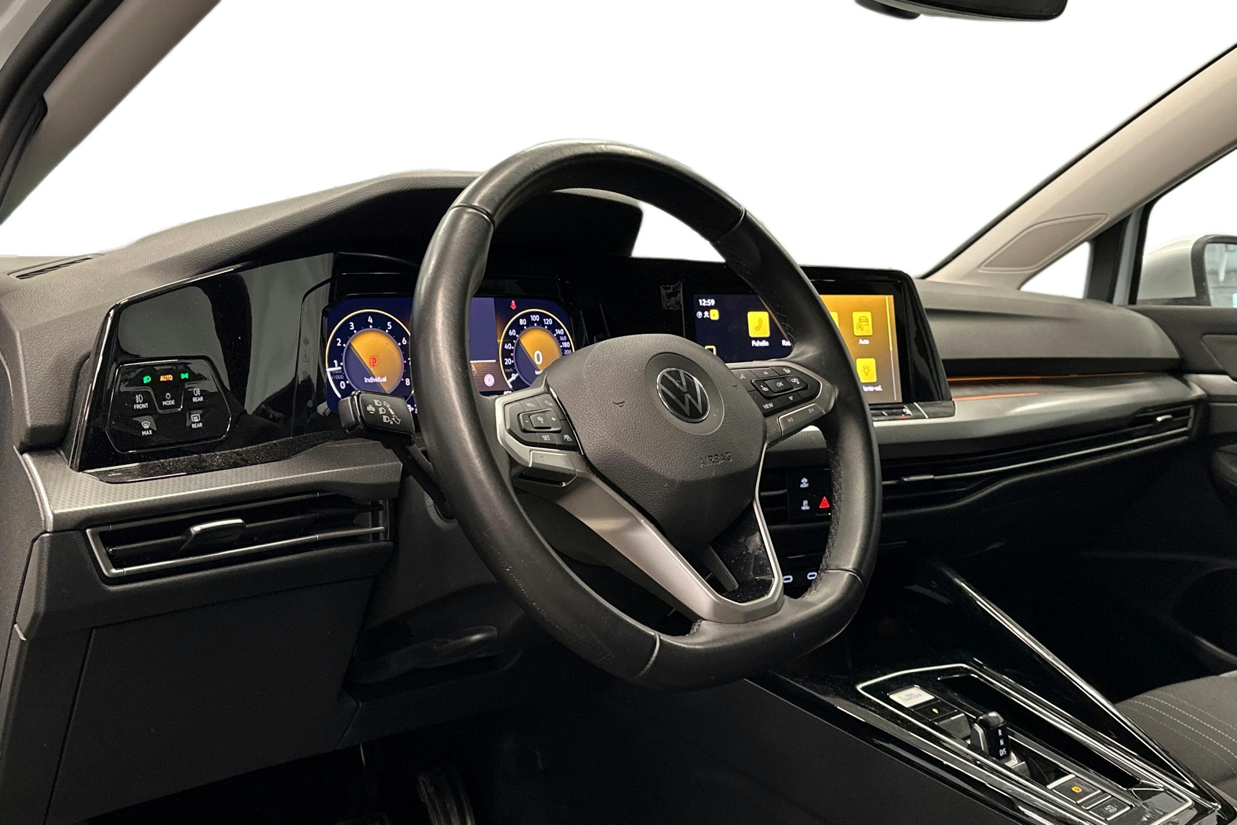 valkoinen Volkswagen Golf 2023 kuva 3.