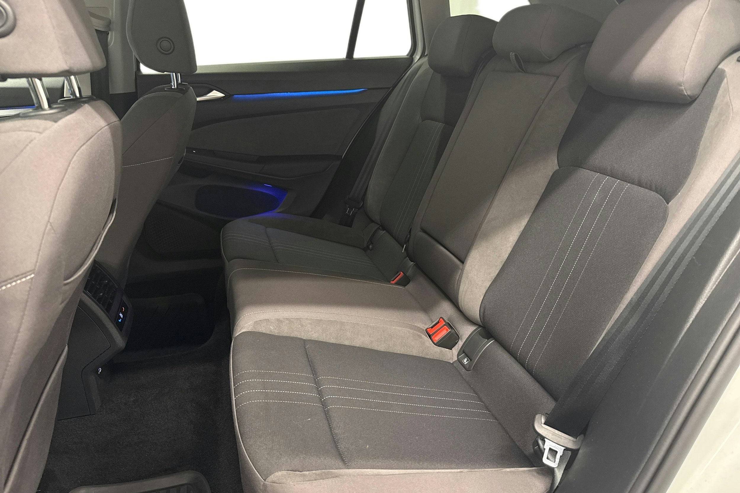 valkoinen Volkswagen Golf 2023 kuva 8.