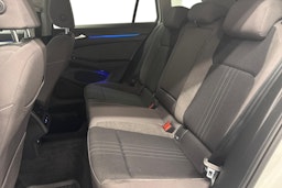 valkoinen Volkswagen Golf 2023 kuva 8.
