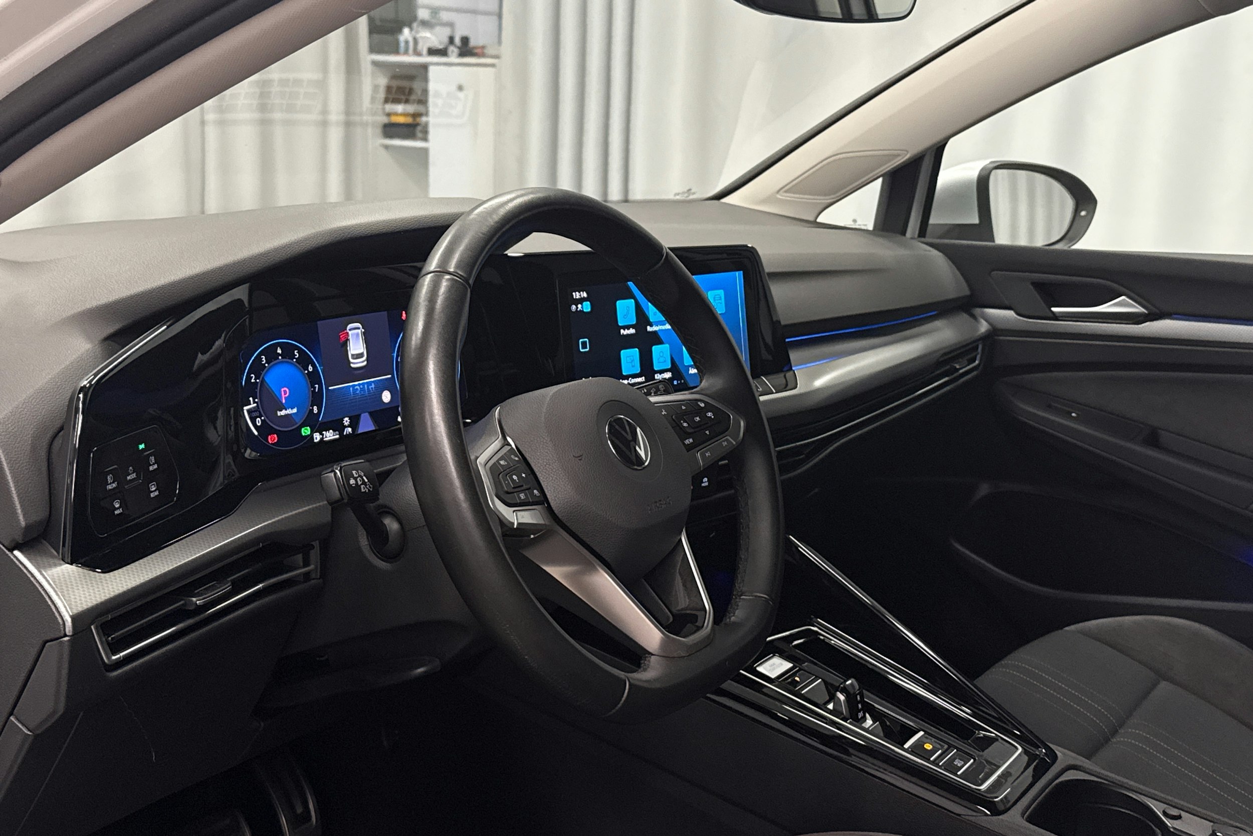 valkoinen Volkswagen Golf 2023 kuva 11.