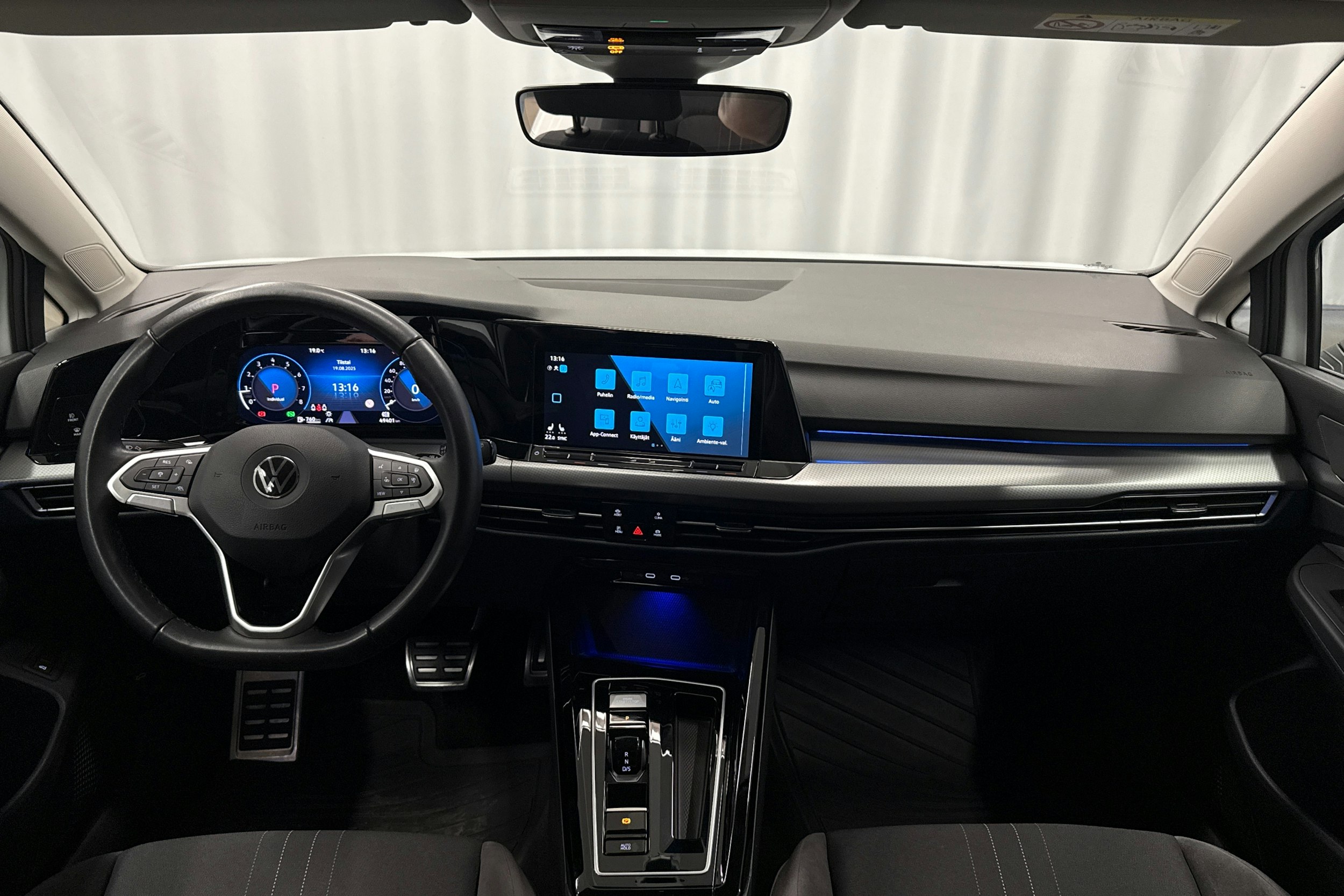 valkoinen Volkswagen Golf 2023 kuva 12.