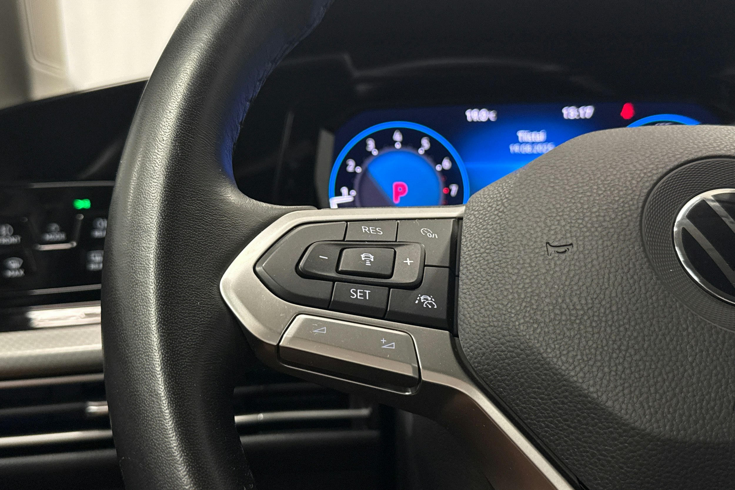 valkoinen Volkswagen Golf 2023 kuva 15.