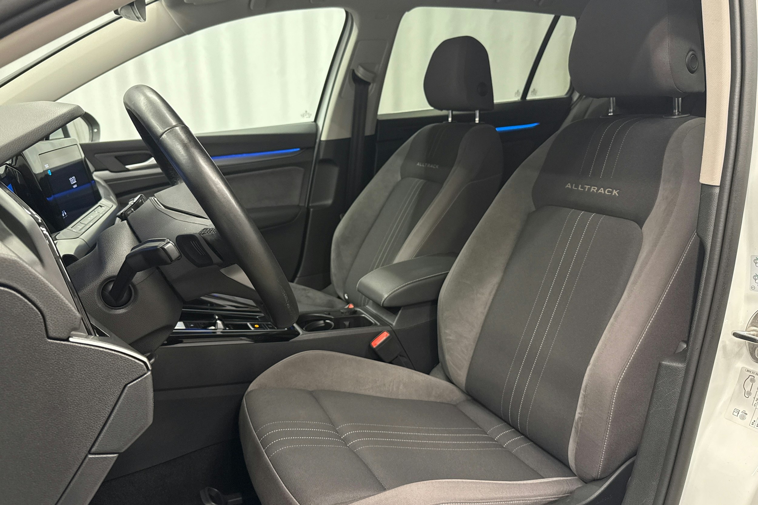valkoinen Volkswagen Golf 2023 kuva 24.
