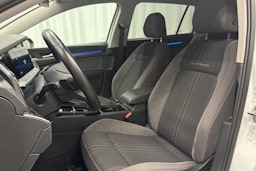 valkoinen Volkswagen Golf 2023 kuva 24.