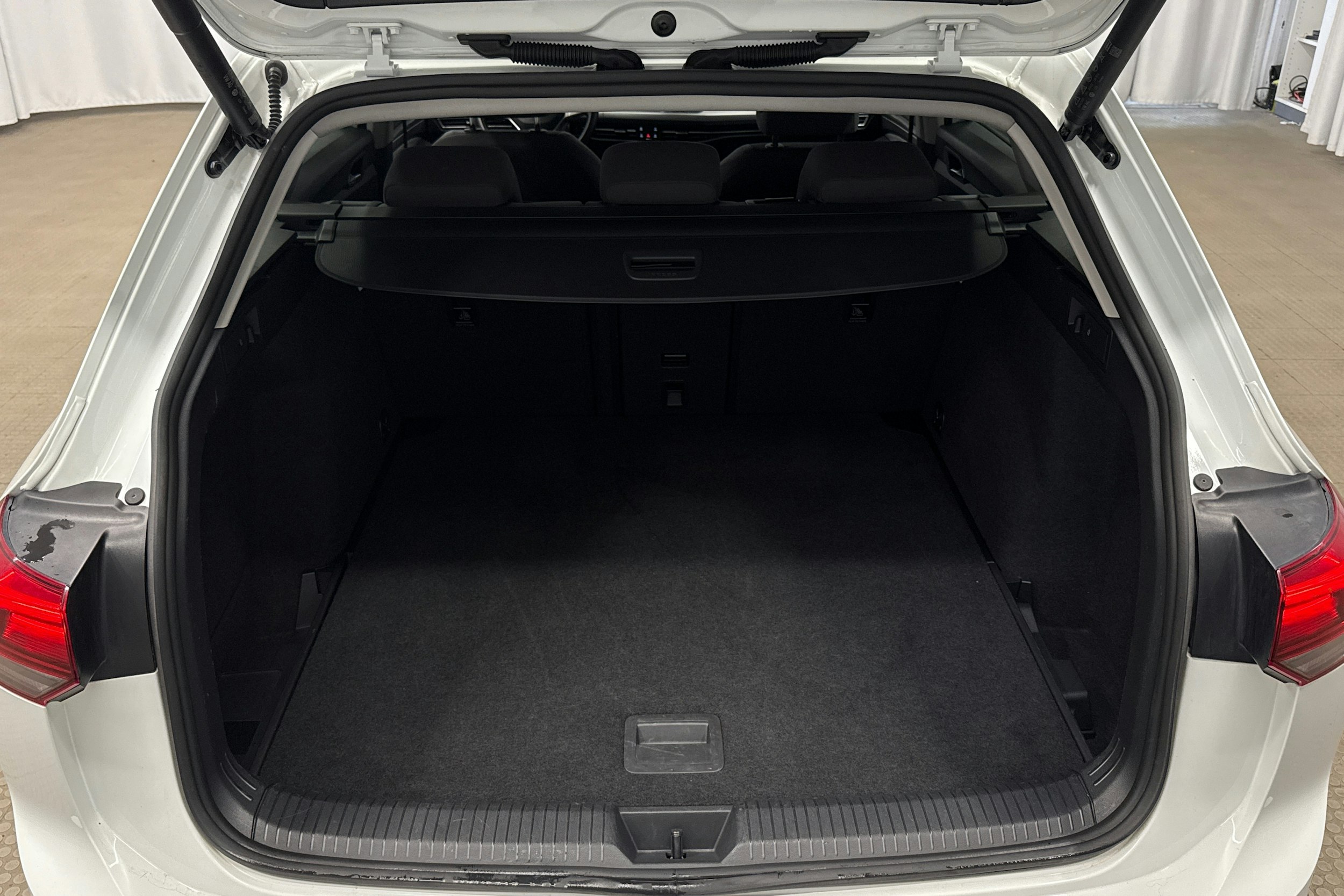 valkoinen Volkswagen Golf 2023 kuva 25.