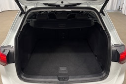 valkoinen Volkswagen Golf 2023 kuva 25.