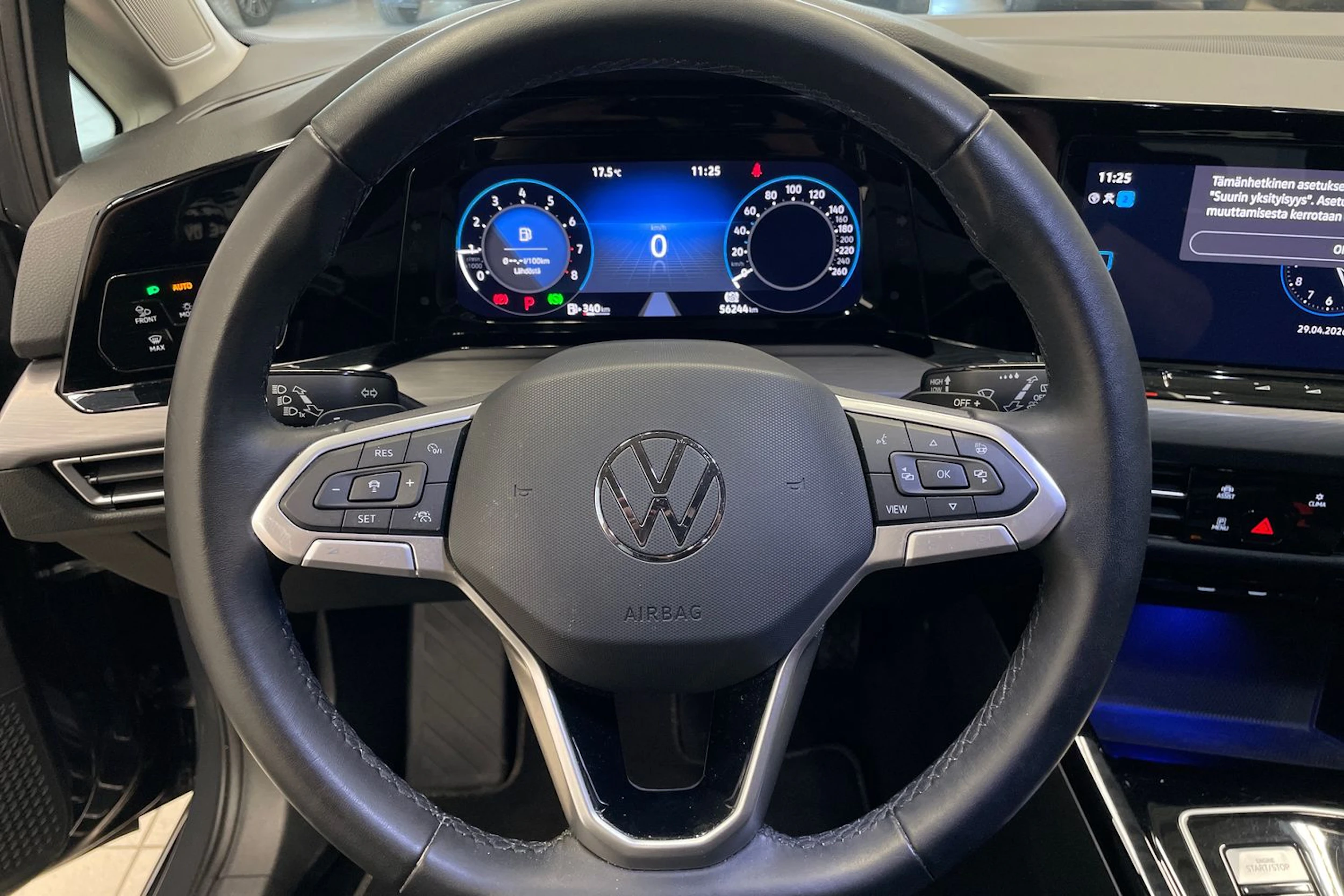harmaa Volkswagen Golf 2023 kuva 17.