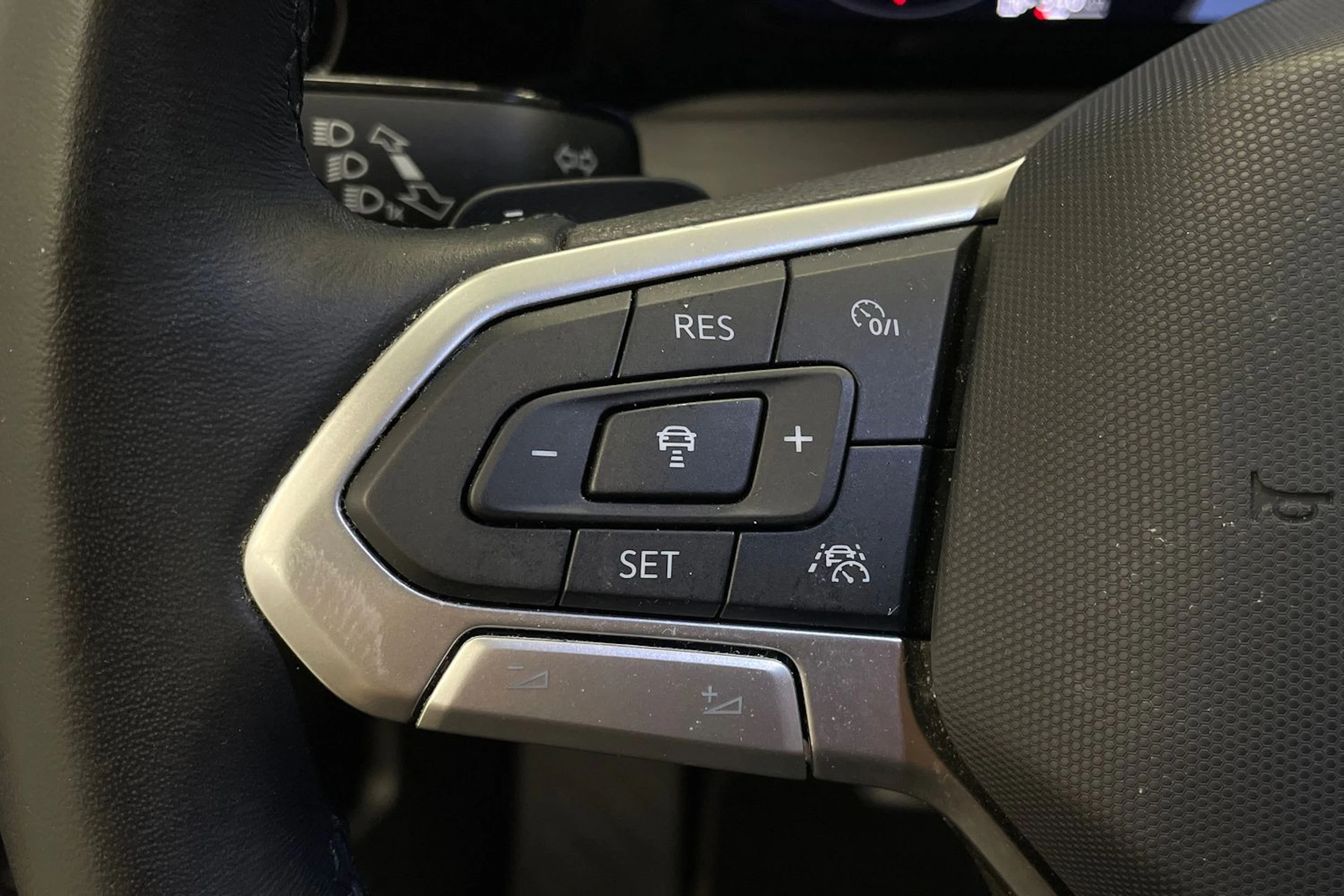 harmaa Volkswagen Golf 2023 kuva 18.