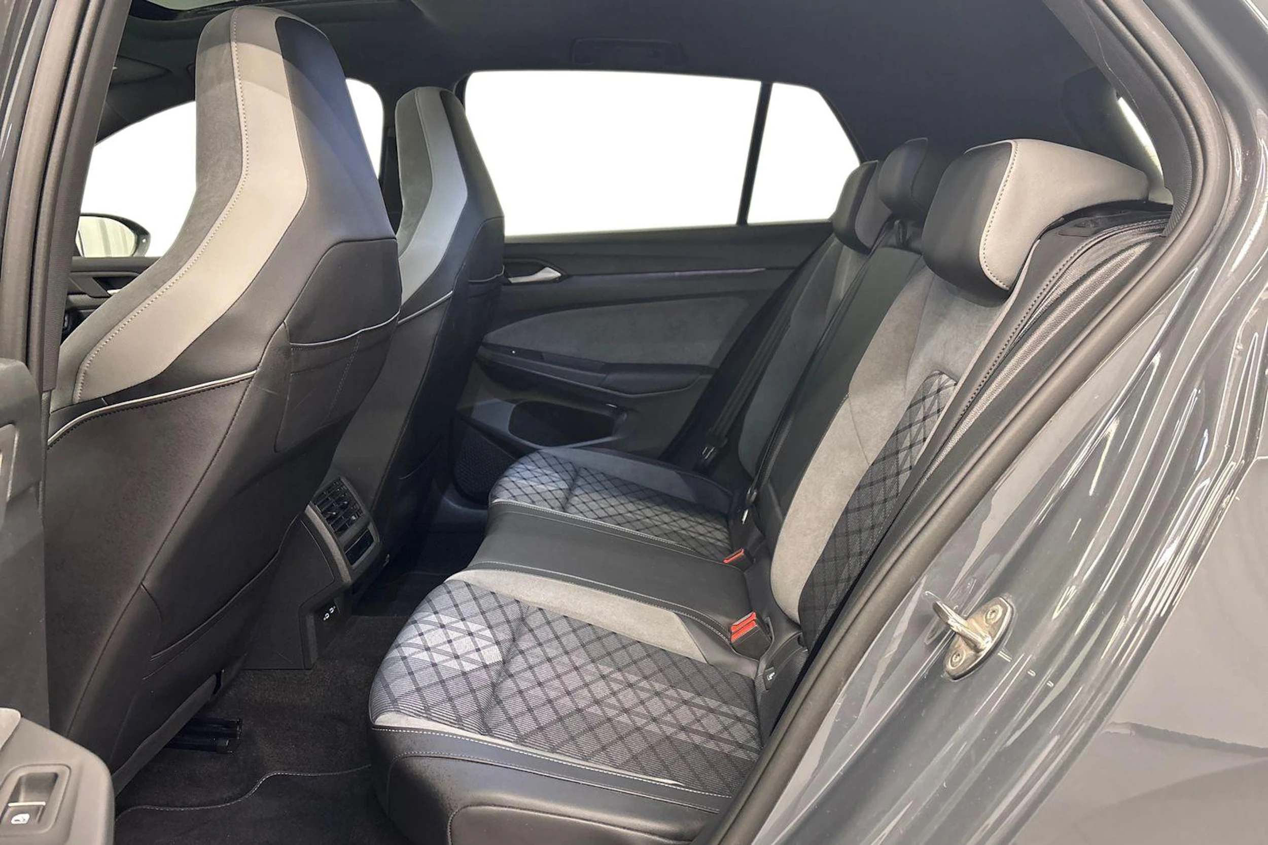 harmaa Volkswagen Golf 2023 kuva 8.