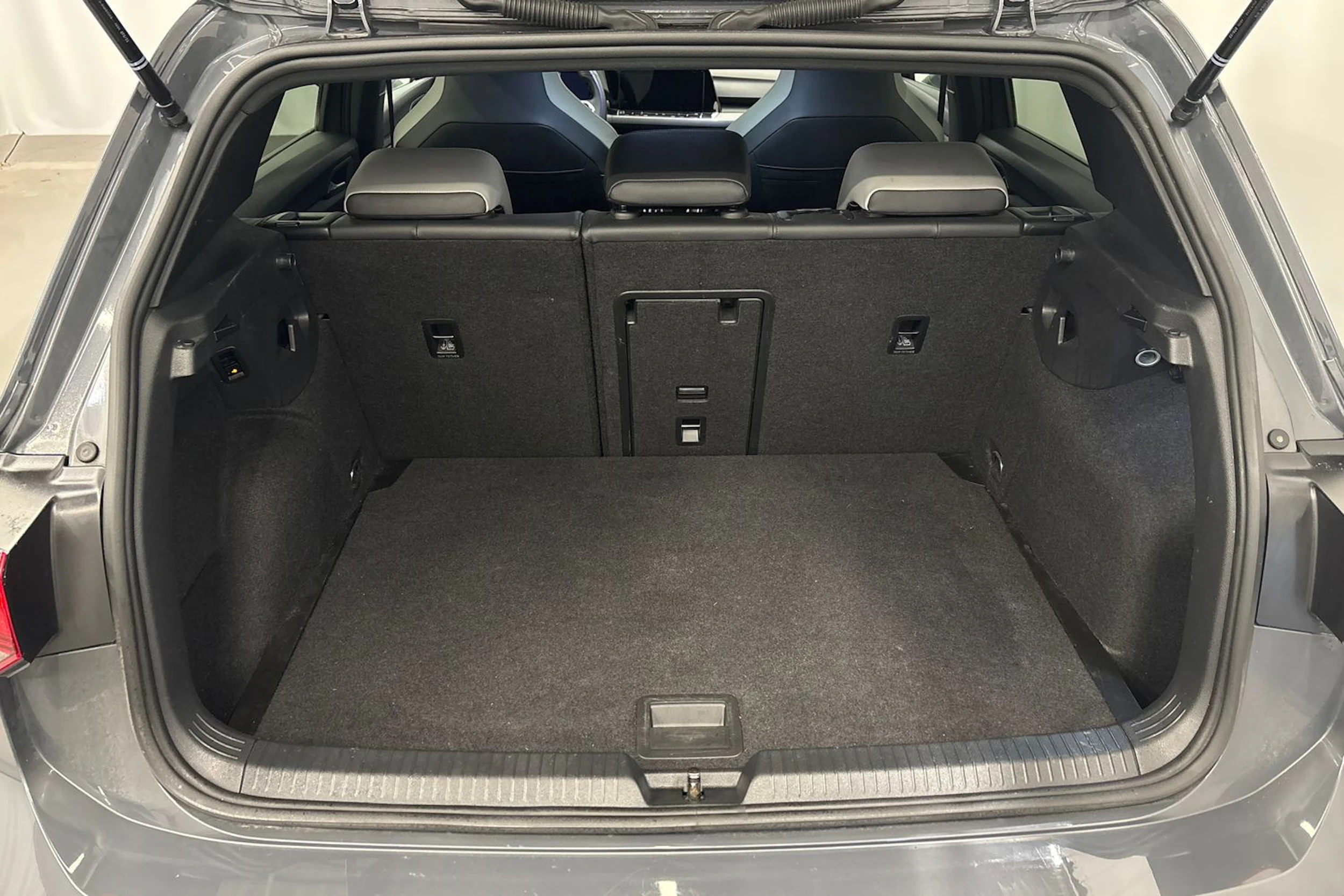harmaa Volkswagen Golf 2023 kuva 12.