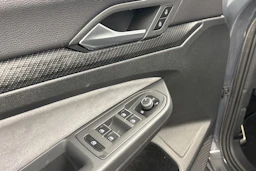 harmaa Volkswagen Golf 2023 kuva 14.