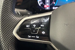 harmaa Volkswagen Golf 2023 kuva 17.