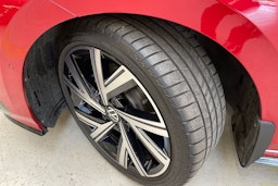 met. punainen Volkswagen Golf 2023 kuva 13.