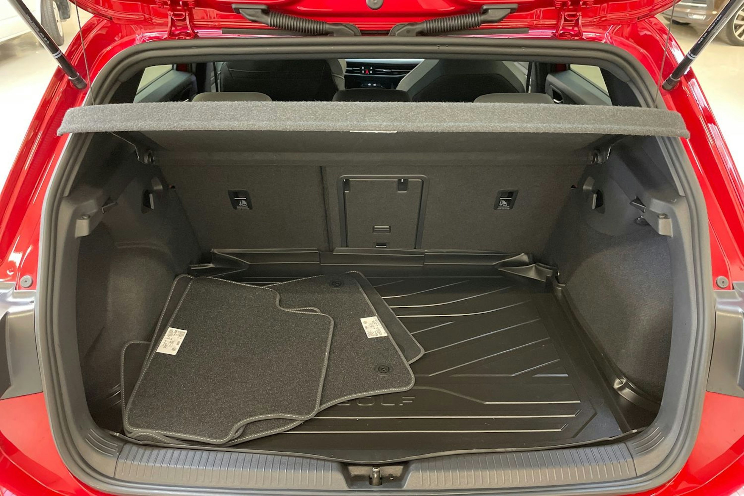 met. punainen Volkswagen Golf 2023 kuva 14.