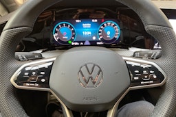 met. punainen Volkswagen Golf 2023 kuva 16.