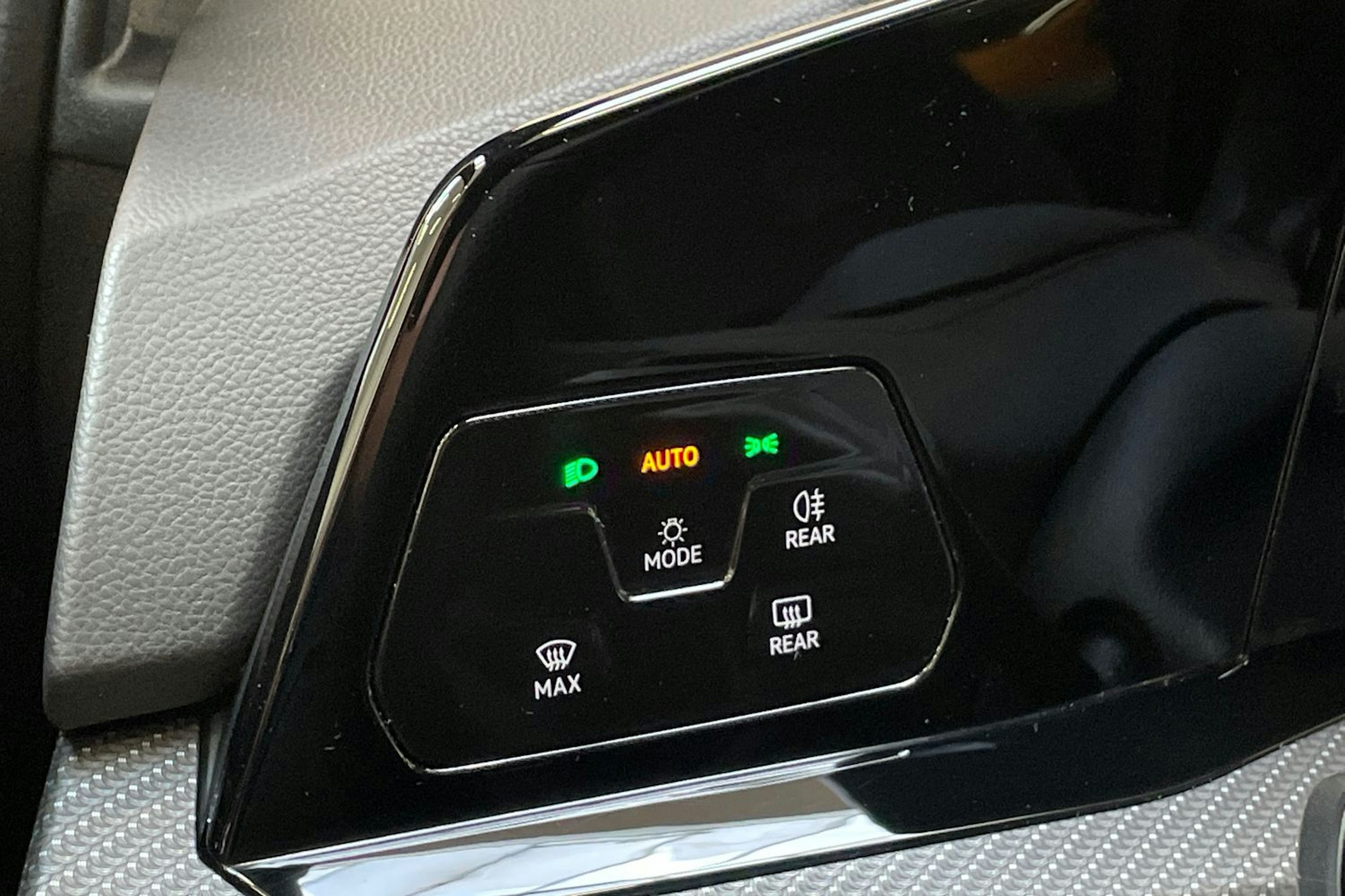 met. punainen Volkswagen Golf 2023 kuva 17.