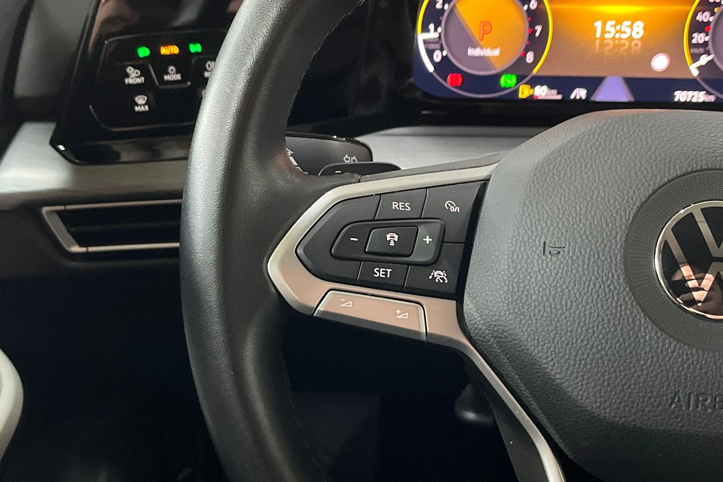 Sininen Volkswagen GOLF 2023 kuva 14.