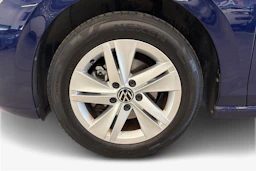 sininen Volkswagen Golf 2023 kuva 9.