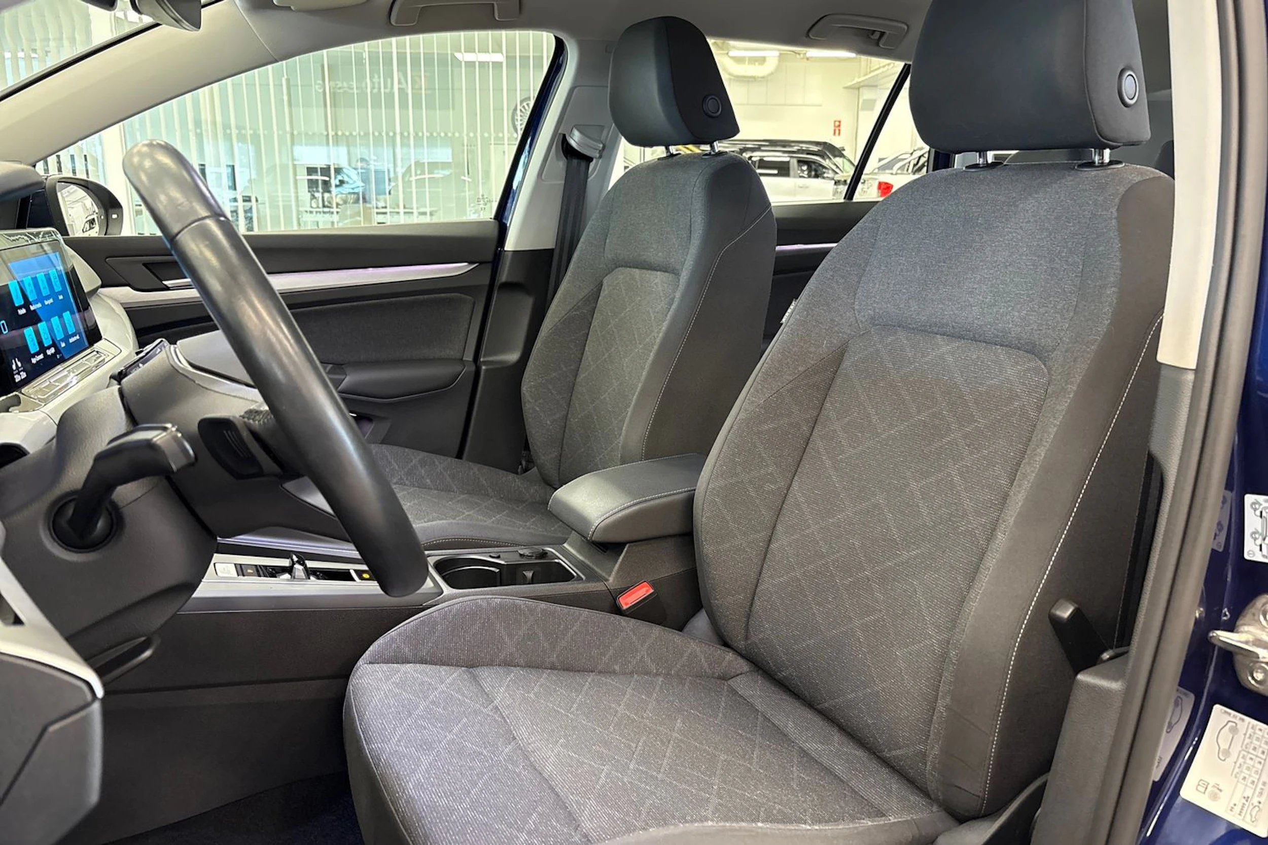 sininen Volkswagen Golf 2023 kuva 11.