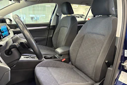 sininen Volkswagen Golf 2023 kuva 11.