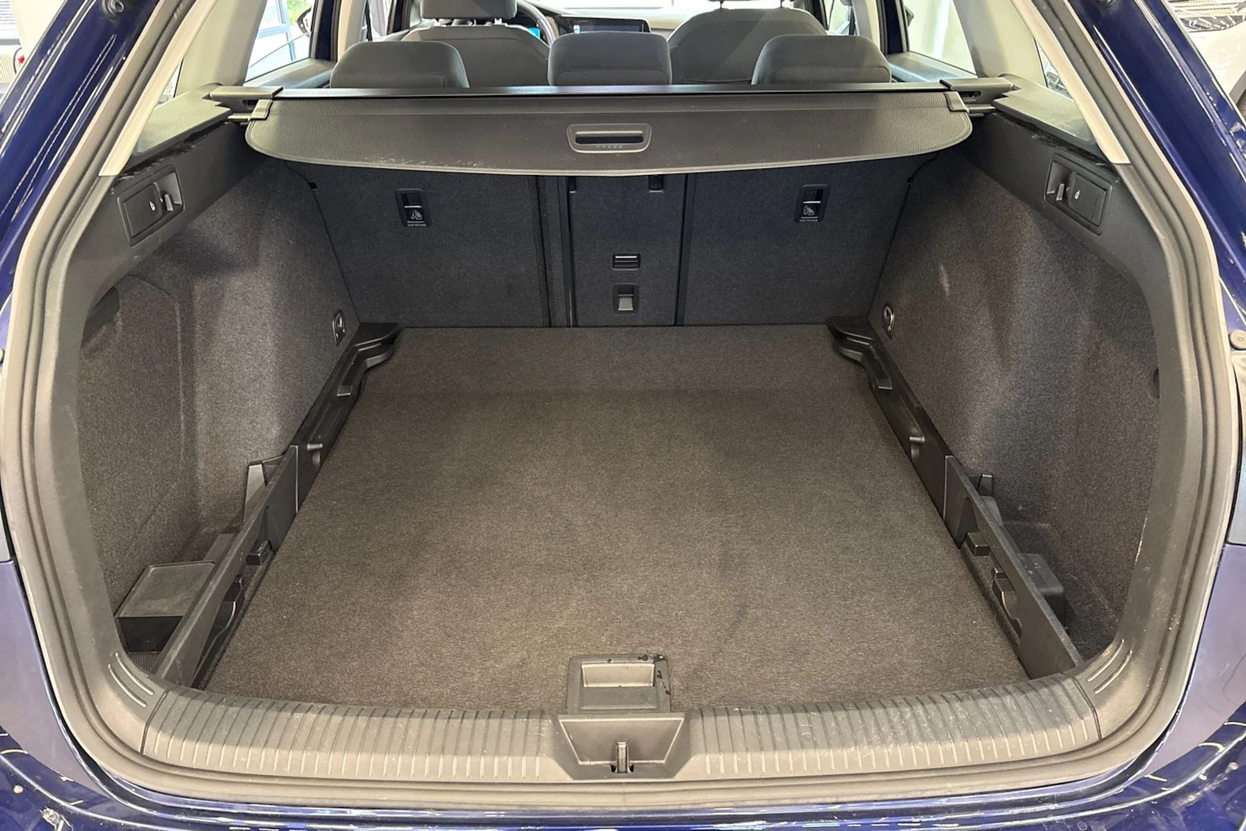 sininen Volkswagen Golf 2023 kuva 13.