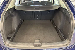 sininen Volkswagen Golf 2023 kuva 13.