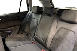 musta Volkswagen Golf 2023 kuva 13.