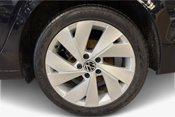 musta Volkswagen Golf 2023 kuva 14.