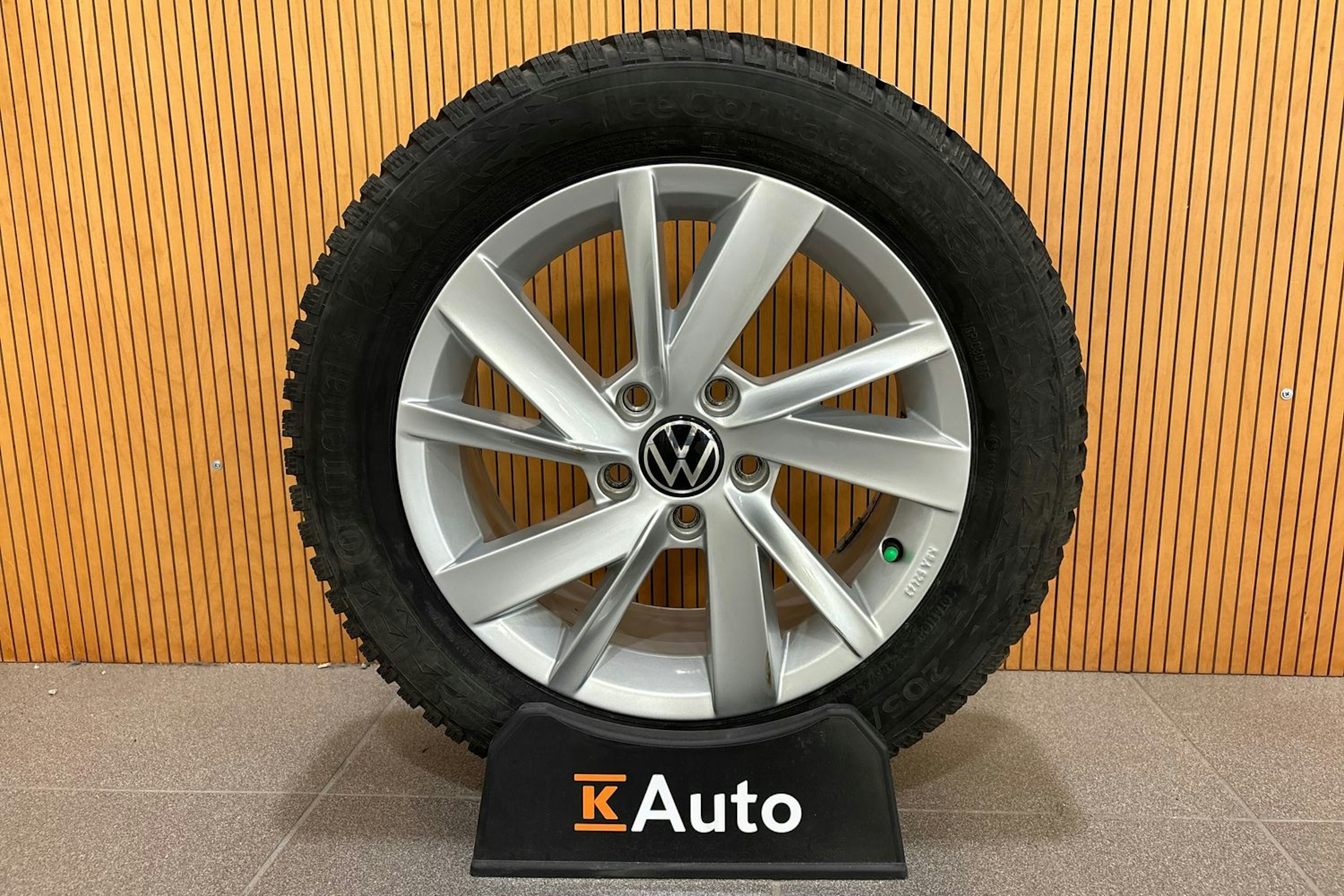 musta Volkswagen Golf 2023 kuva 16.