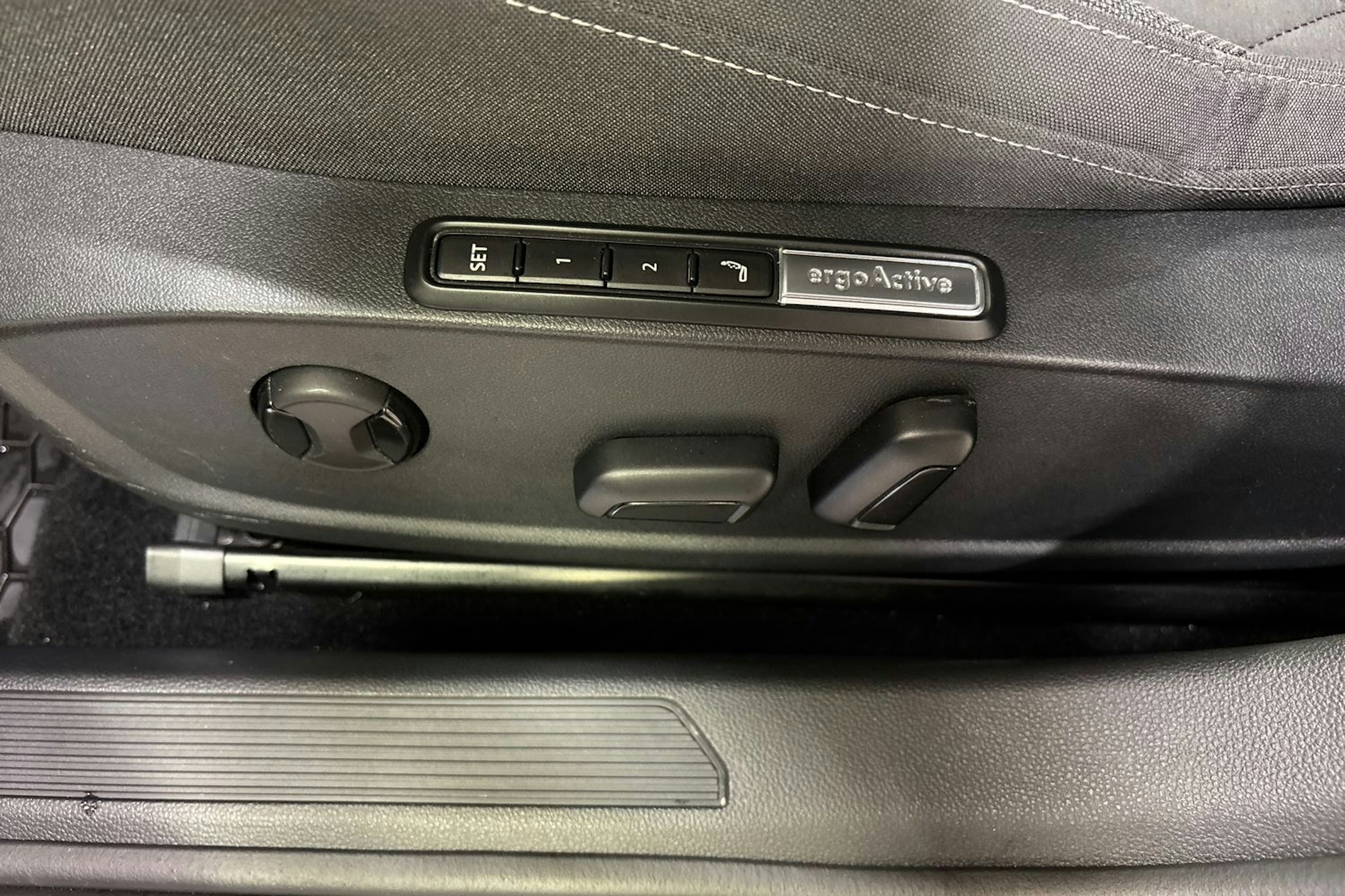 musta Volkswagen Golf 2023 kuva 23.