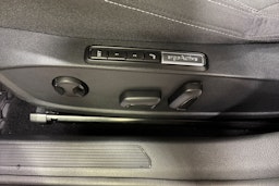 musta Volkswagen Golf 2023 kuva 23.