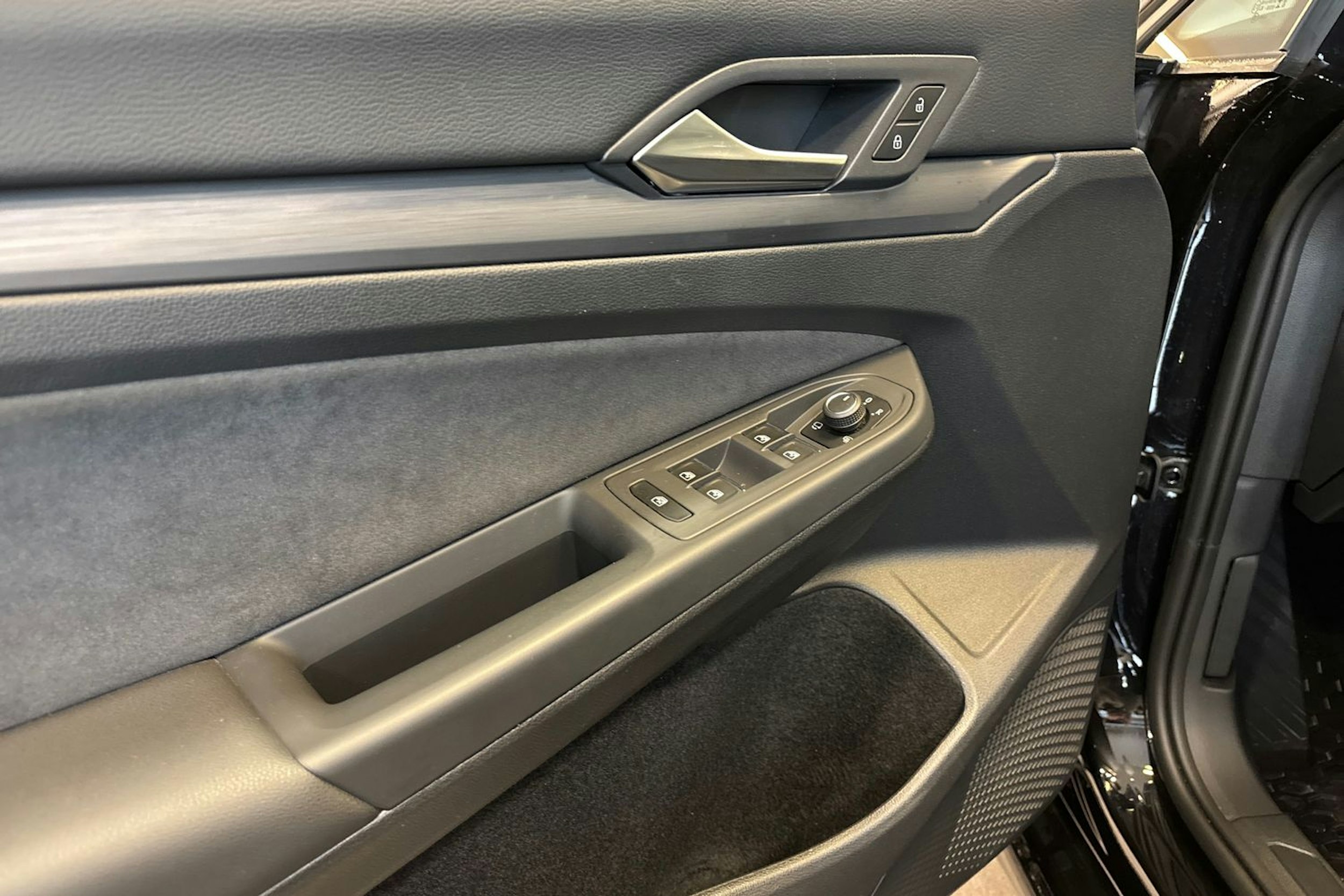 musta Volkswagen Golf 2023 kuva 24.