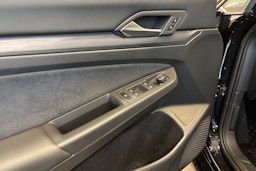 musta Volkswagen Golf 2023 kuva 24.