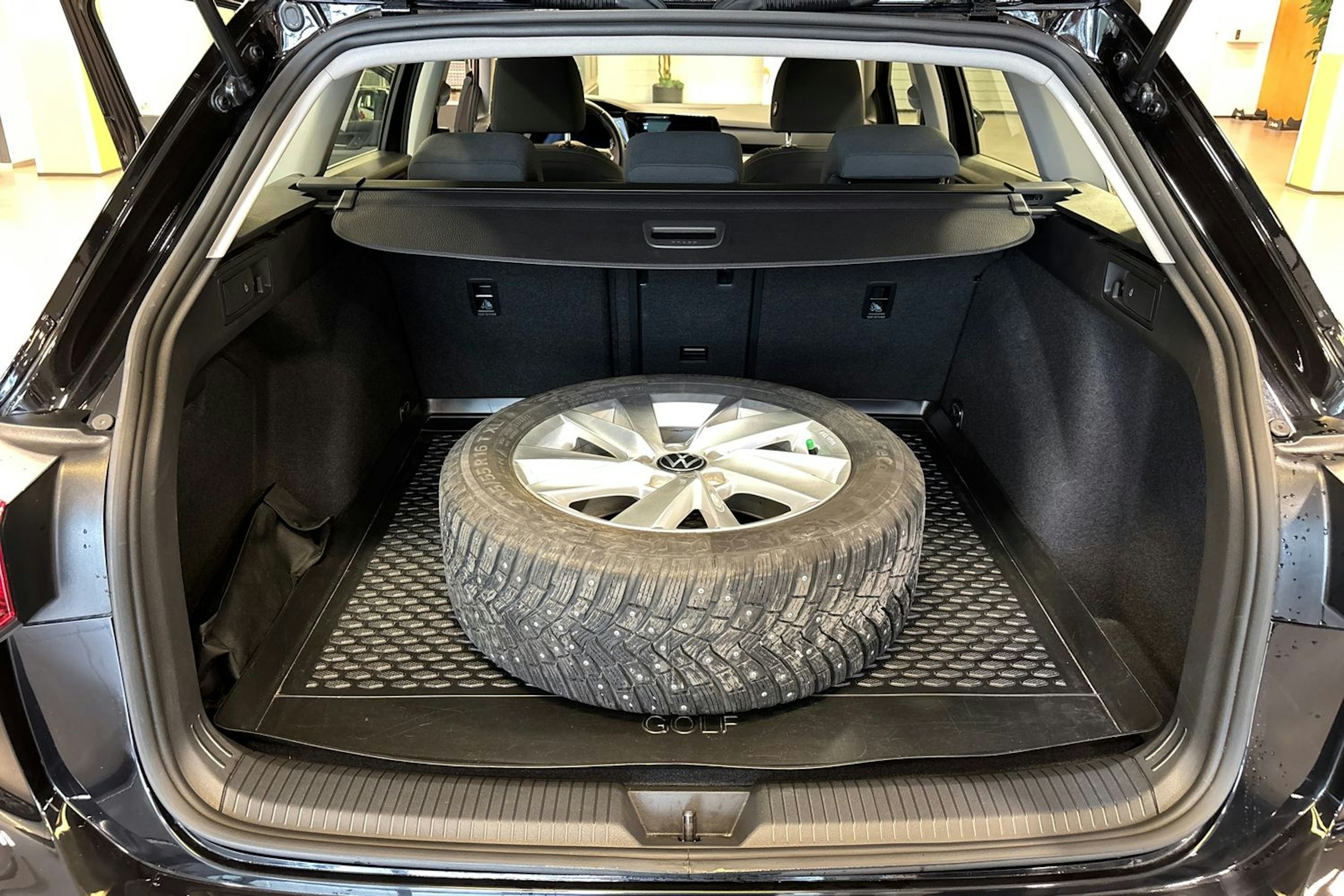 musta Volkswagen Golf 2023 kuva 25.