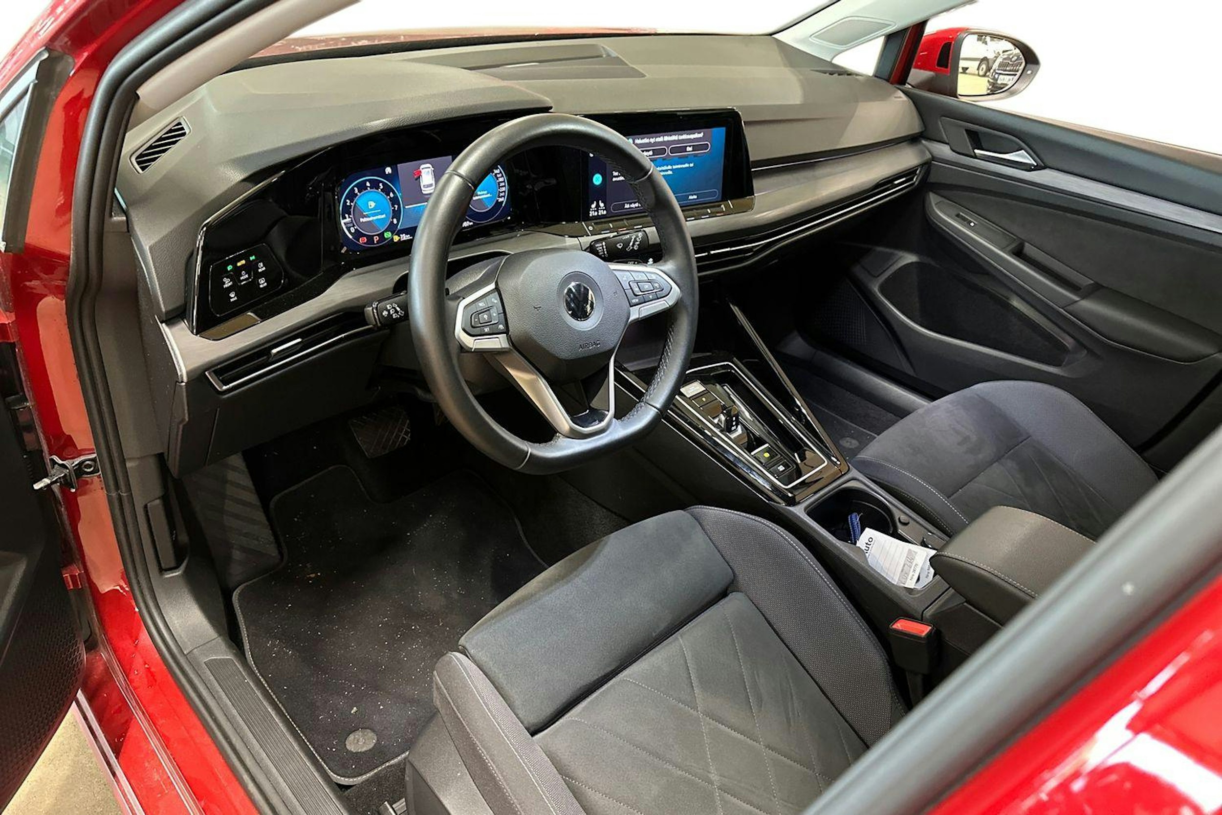 punainen Volkswagen Golf 2023 kuva 3.