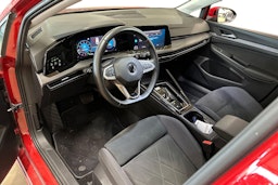 punainen Volkswagen Golf 2023 kuva 3.